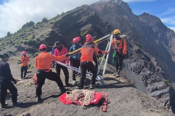 Indonesia Dihujat Netizen, Evakuasi Rinjani Tuai Kontroversi | Gunung Rinjani