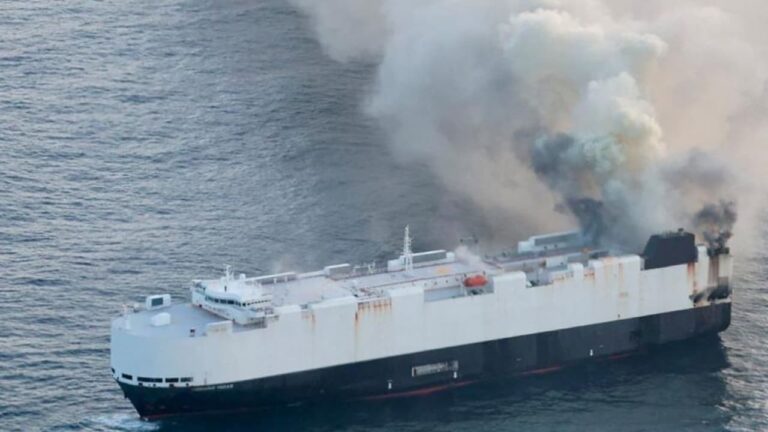Kapal Kargo Terbakar, 800 Mobil Listrik Dalam Bahaya Serius