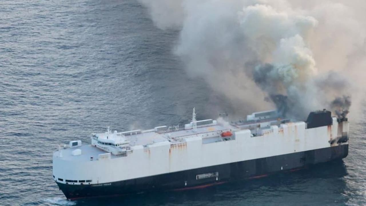 Kapal Kargo Terbakar, 800 Mobil Listrik Dalam Bahaya Serius | Internasional