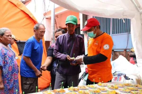 Baznas Salurkan Bantuan untuk Korban Kebakaran di Tambora, 3.500 Porsi Makanan Dibagikan Baznas Salurkan Bantuan untuk Korban Kebakaran di Tambora, 3.500 Porsi Makanan Dibagikan