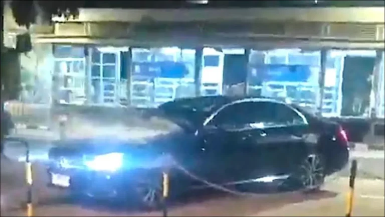 Damkar Evakuasi Pria Tidak Sadarkan Diri di Mobil Berasap di Matraman