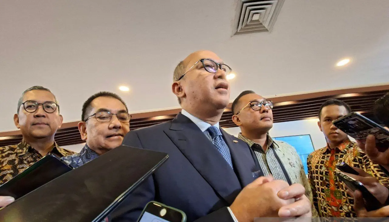 Menko IPK Kereta Api Kunci untuk Capai Nol Emisi Nasional