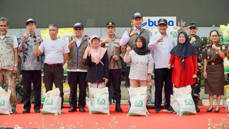 BULOG dan TNI Bersinergi Salurkan Beras dan Bantuan Pangan