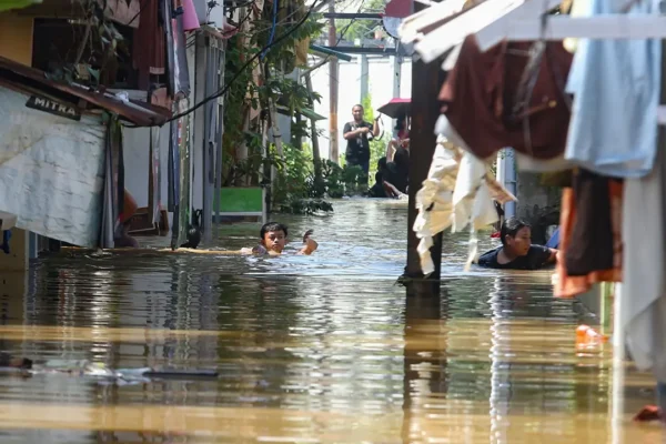 Hujan Semalam, 109 RT dan 3 Jalan Utama di Jakarta Masih Terendam | hujan semalam