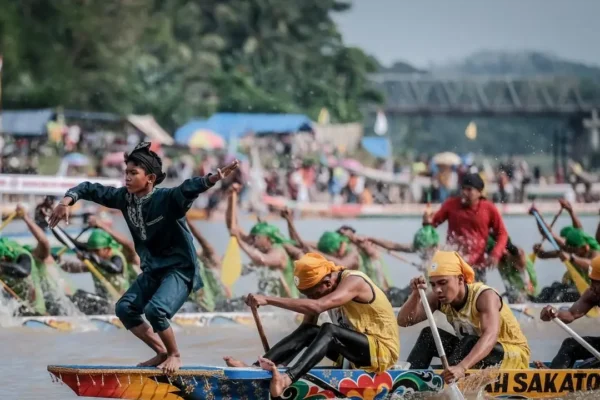 Tradisi Pacu Jalur di Riau Dikenal Lewat Aura Farming | Olahraga
