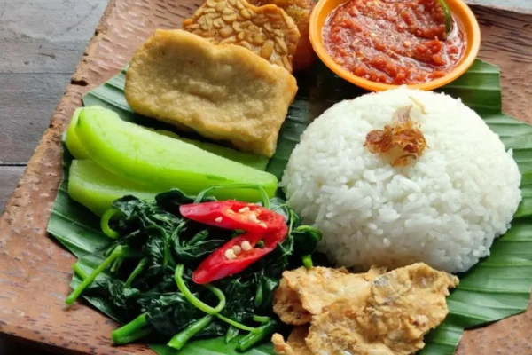 Nasi Tempong Banyuwangi Viral di TikTok, Laris Ribuan Porsi | Hiburan