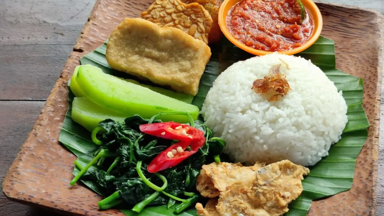 Nasi Tempong Banyuwangi Viral di TikTok, Laris Ribuan Porsi | Hiburan