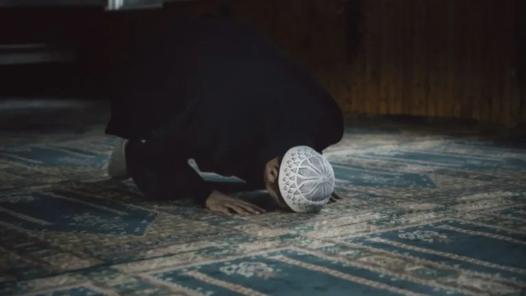 Sholat Isya di Pagi Buta: Apakah Diperbolehkan? | Ekonomi