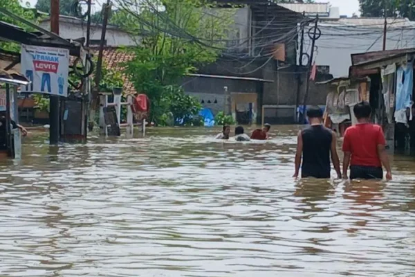 Banjir 1 Meter, Warga Tangerang Berpindah ke Gedung Serba Guna | nasional
