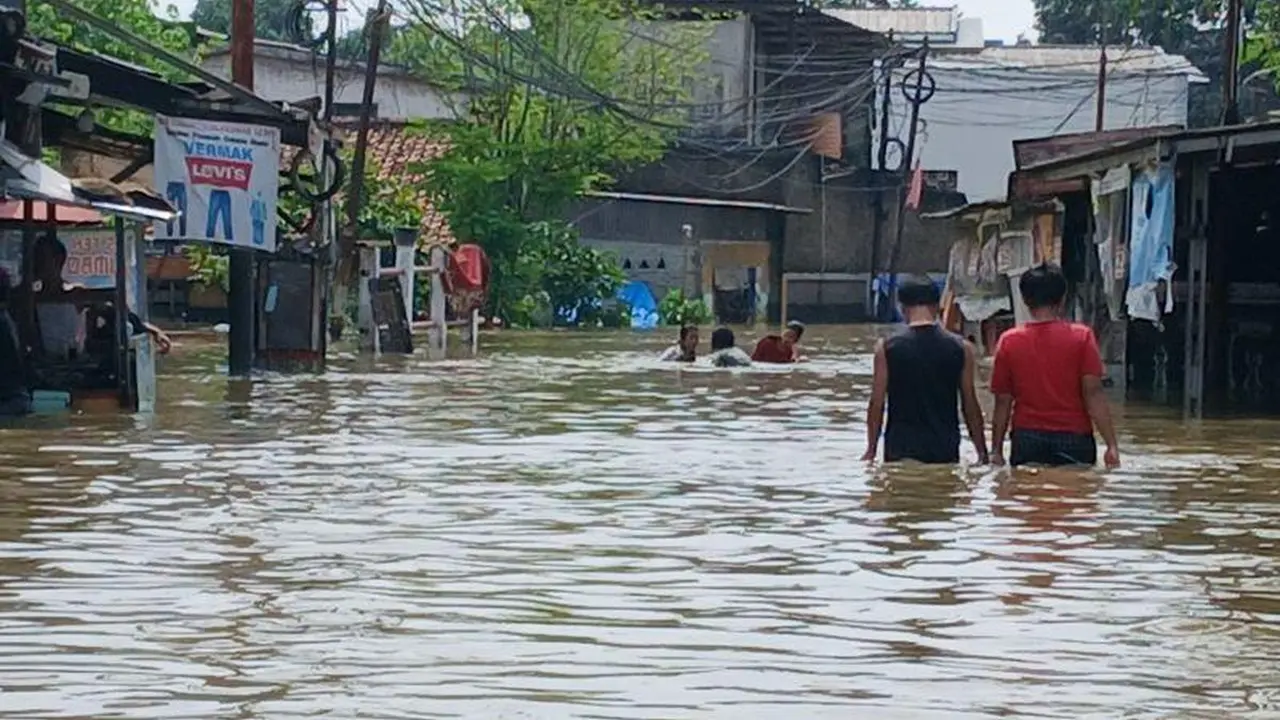 Banjir 1 Meter, Warga Tangerang Berpindah ke Gedung Serba Guna | Nasional