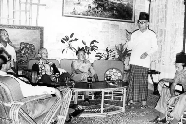 Menu Sahur Bung Hatta Meriah pada 17 Agustus 1945 Menu Sahur Bung Hatta Meriah pada 17 Agustus 1945 | Bung Hatta