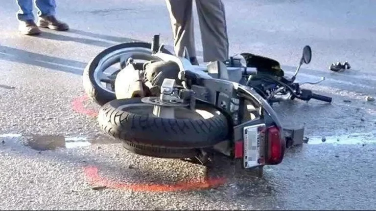 Pemotor Terjatuh dari Flyover setelah Tabrak Pembatas di Jakbar