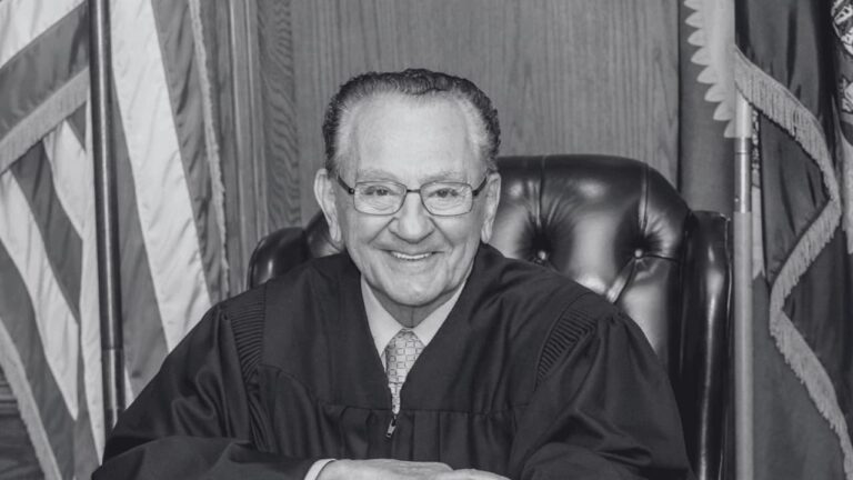 Frank Caprio, Hakim Terkenal dan Baik, Telah Meninggal Dunia