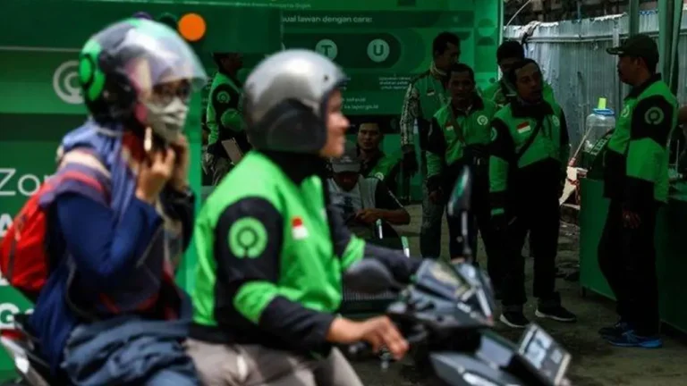 Ojol Dilarang Angkut Penumpang di Stasiun Pondok Ranji