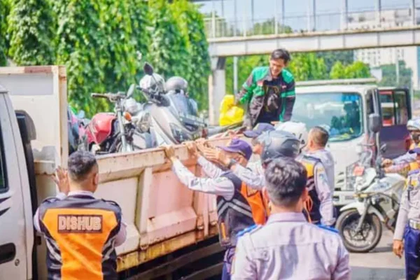 Polisi Sita Mobil Tak Berizin Parkir di Jalanan Jaksel Polisi Sita Mobil Tak Berizin Parkir di Jalanan Jaksel | Penertiban parkir liar