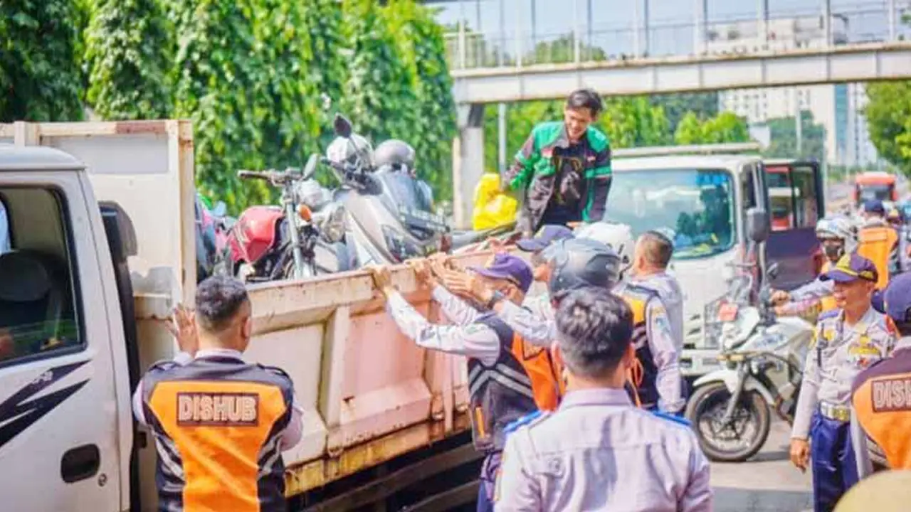 Polisi Sita Mobil Tak Berizin Parkir di Jalanan Jaksel | Nasional