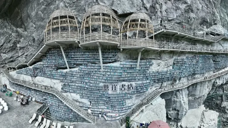 Perpustakaan Tersembunyi di Tebing yang Sulit Dijangkau