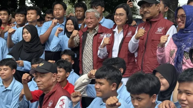 Menteri Keuangan Sri Mulyani Tinjau Sekolah Rakyat di Daerah