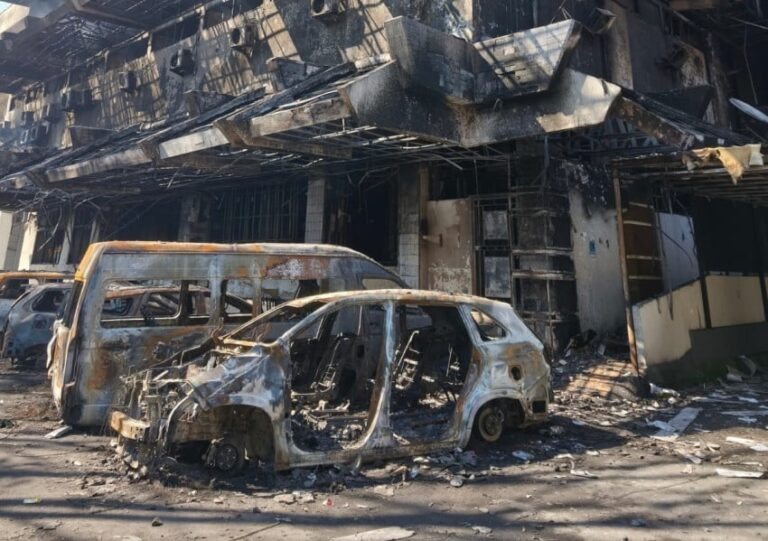 Empat Korban Fatal Usai Gedung DPRD Makassar Terbakar Massa