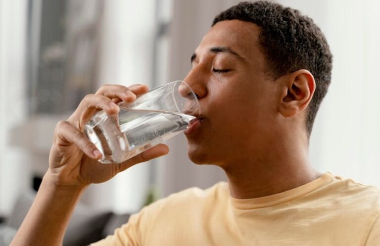 Manfaat Minum Air Putih Setelah Tidur Pagi untuk Kesehatan