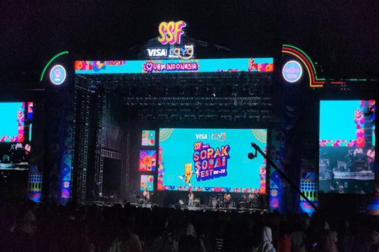 Pengunjung Meriahkan TMII di Malam Tahun Baru 2026 dengan Festival
