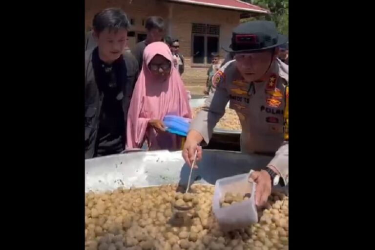 Polda Sumbar Bersama Bobon Santoso Bagikan Makanan untuk Korban Bencana