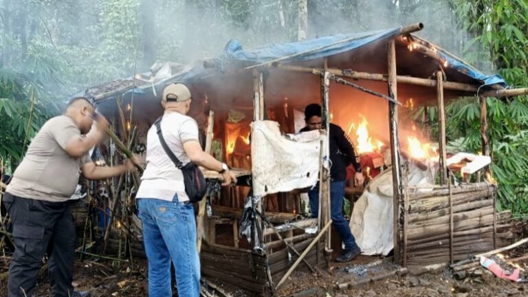 Polisi dan TNI Hancurkan Tempat Narkoba dan Judi di Sibolangit