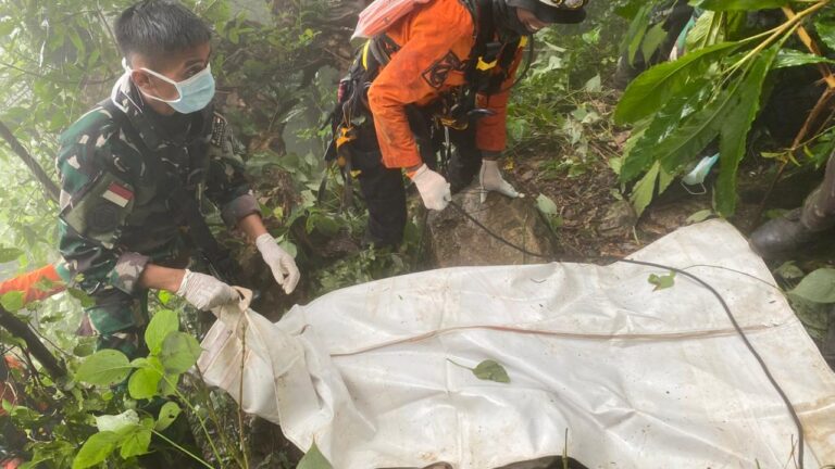 Bertahan 30 Jam di Jurang untuk Evakuasi Korban Pesawat ATR