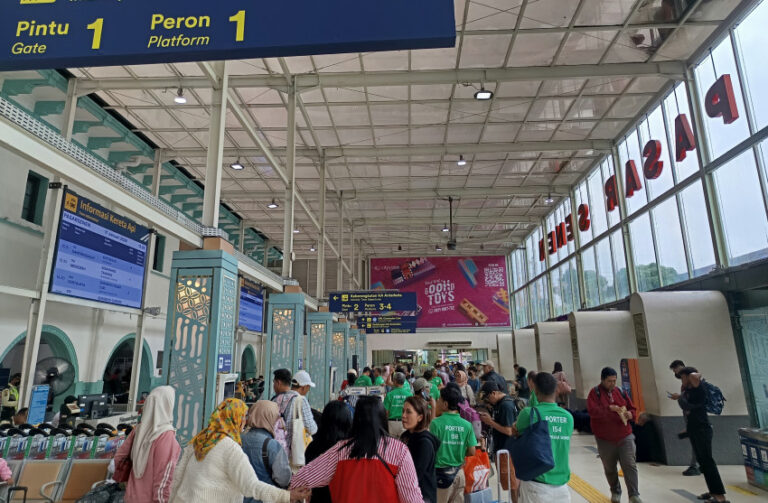 Hari Kedua Long Weekend, Penumpang Ramai Stasiun Pasar Senen