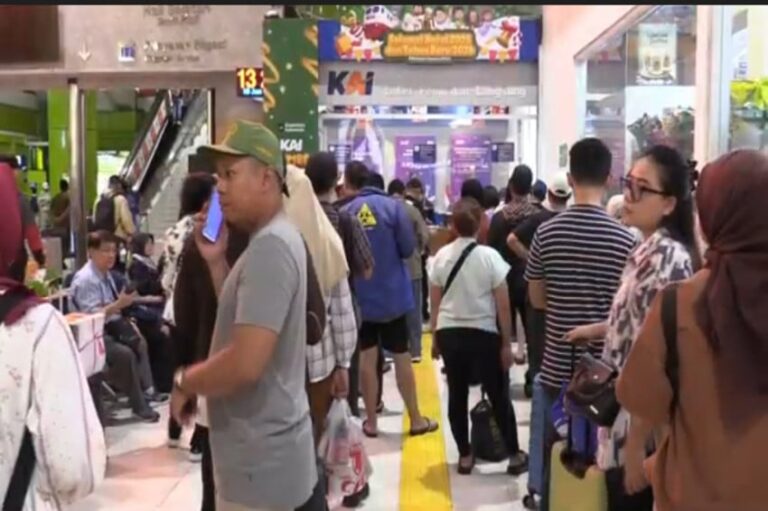 Penumpang Rel Banjir Antre untuk Refund Tiket di Stasiun Gambir