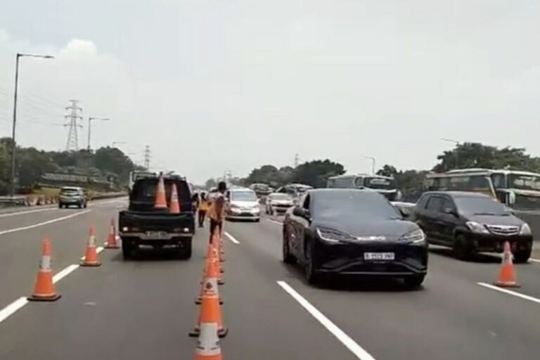 Arus Mudik Makin Padat, Jasamarga Terapkan Jalur Contraflow di Tol Japek