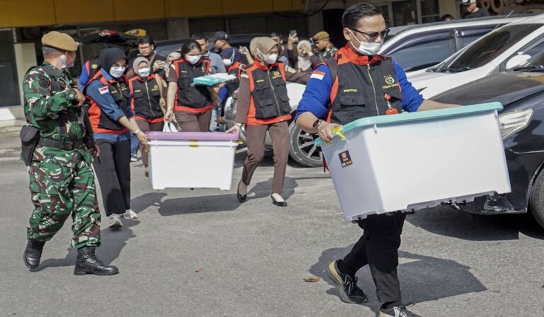 KANTOR DISDIK RIAU DIGELEDAR, DIDUGA TERLIBAT KORUPSI