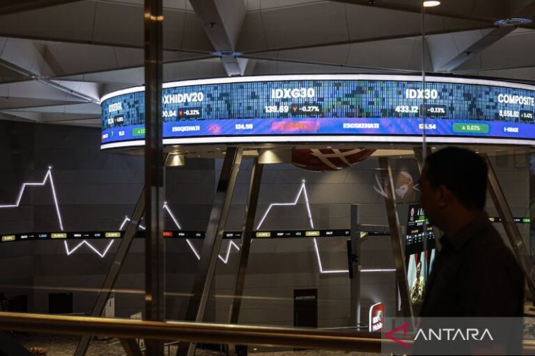 IHSG Rabu Turun Meski Rupiah Menguat